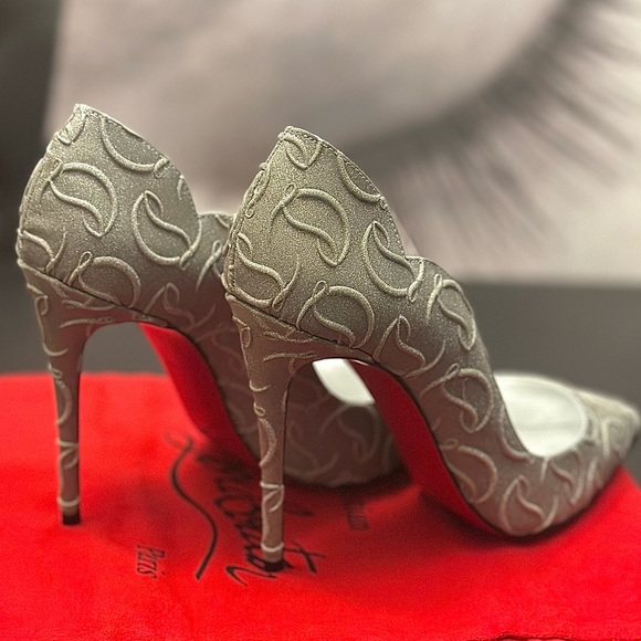 🌺 Authentic CHRISTIAN LOUBOUTIN 👠🌺Hot Chick Logo Silver Pumps  Size 7.5 - Picture 11 of 13
